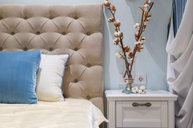 tête de lit beige capitonnée